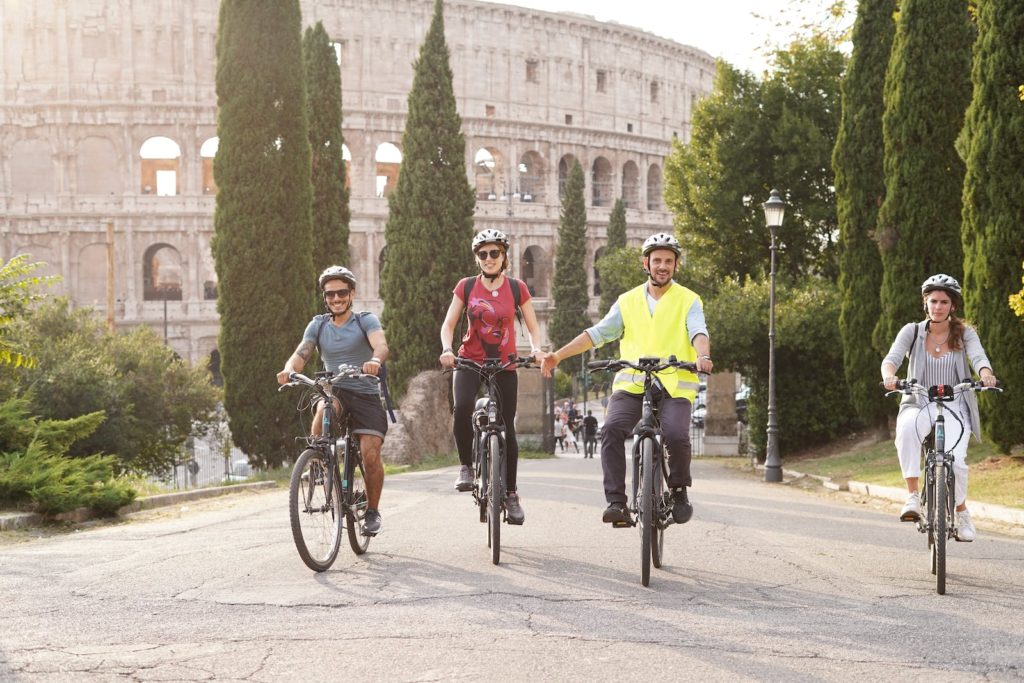 how_to_get_to_the_colosseum_by_bicycle - Paris Food Tours Colosseum_by_foot_or_bicycle